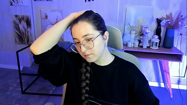 Snapshot of VirtuallVoyant chatting on November 14, 2025, 4:33 am VirtuallVoyant online show from November 14, 2025, 4:33 am