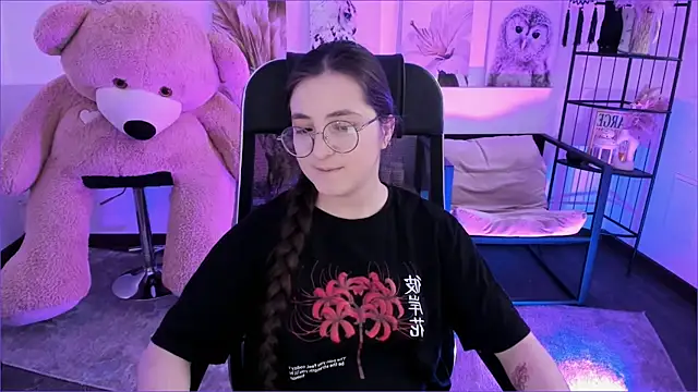 Snapshot of VirtuallVoyant chatting on December 4, 2025, 8:45 am VirtuallVoyant online show from December 4, 2025, 8:45 am