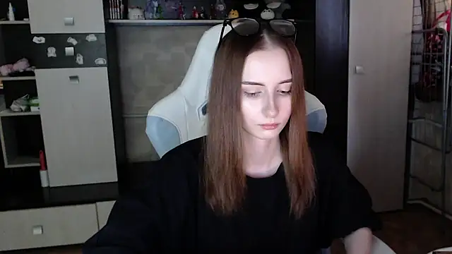 Cutti Crystal online show from November 11, 2025, 2:44 am