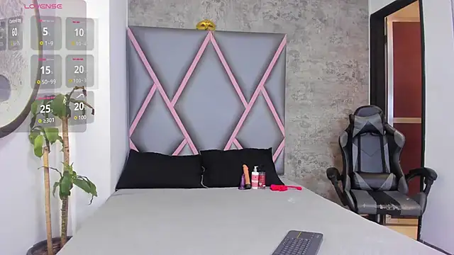 Snapshot of Quee_Sophine chatting on December 16, 2025, 7:30 pm Quee Sophine online show from December 16, 2025, 7:30 pm