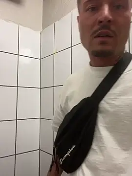 Snapshot of OfferedTearing chatting on September 11, 2025, 9:26 pm OfferedTearing online show from September 11, 2025, 9:26 pm