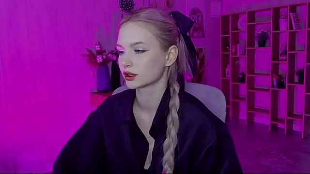 AvaDaviis online show from October 7, 2025, 3:20 pm