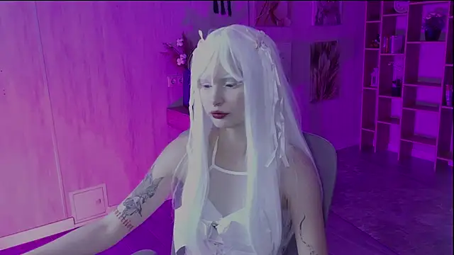 AvaDaviis online show from October 12, 2025, 7:51 am