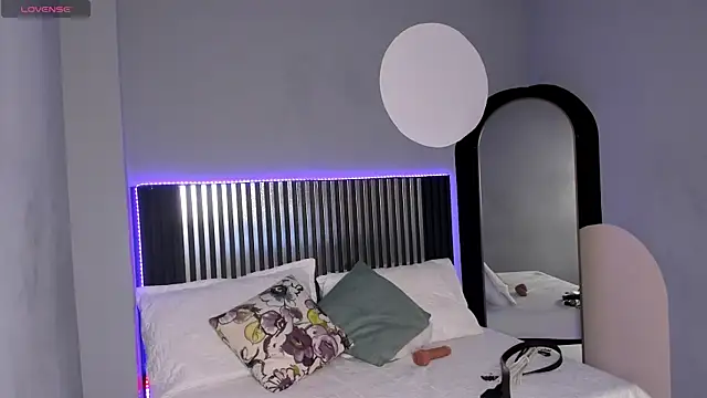 Snapshot of Emilybeltons chatting on October 6, 2025, 8:06 pm Emilybeltons online show from October 6, 2025, 8:06 pm