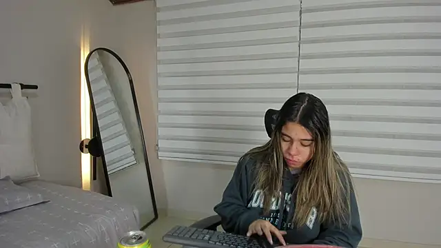 Snapshot of Rachell_criss chatting on November 27, 2025, 4:03 am Rachell criss online show from November 27, 2025, 4:03 am