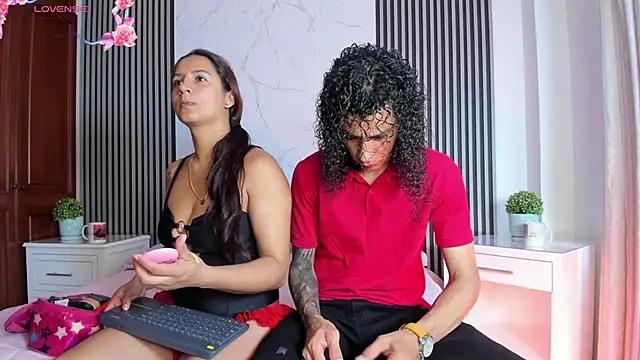 Snapshot of JackAndRosse_ chatting on April 10, 2026, 2:44 pm JackAndRosse online show from April 10, 2026, 2:44 pm