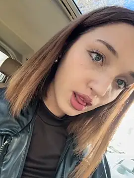 Snapshot of DollyTall chatting on October 23, 2025, 8:35 am DollyTall online show from October 23, 2025, 8:35 am