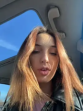 Snapshot of DollyTall chatting on November 19, 2025, 9:42 am DollyTall online show from November 19, 2025, 9:42 am