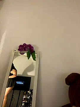 Emily Taylor2 online show from November 14, 2025, 9:46 pm