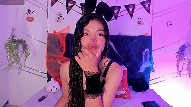 Camilla Miller01 online show from October 31, 2025, 2:51 pm