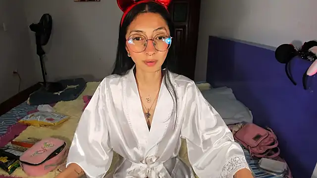 Anais lux online show from April 21, 2026, 2:51 am