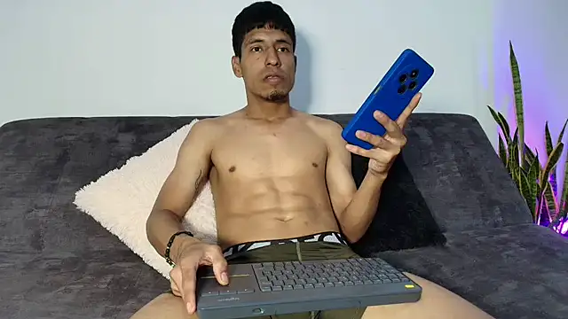 IsaXander743 online show from December 15, 2025, 1:10 am