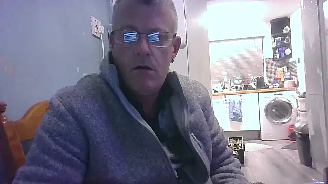 Snapshot of hefin18 chatting on February 26, 2025, 7:27 pm hefin18 online show from February 26, 2025, 7:27 pm