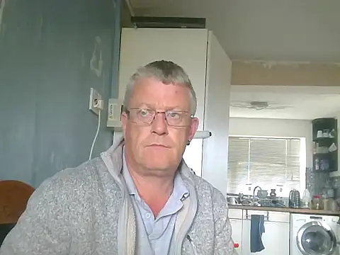 Snapshot of hefin18 chatting on April 10, 2026, 11:37 am hefin18 online show from April 10, 2026, 11:37 am