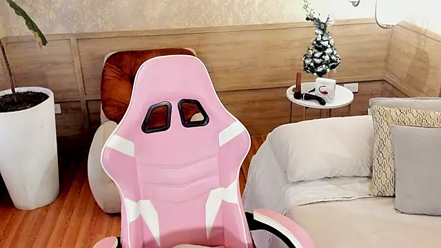 Snapshot of Skyyle_ chatting on December 17, 2025, 1:28 pm Skyyle online show from December 17, 2025, 1:28 pm