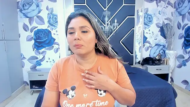 Snapshot of LatinaHoleQueen chatting on October 11, 2025, 2:15 pm LatinaHoleQueen online show from October 11, 2025, 2:15 pm