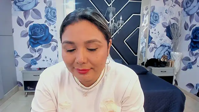 Snapshot of LatinaHoleQueen chatting on October 15, 2025, 2:28 pm LatinaHoleQueen online show from October 15, 2025, 2:28 pm