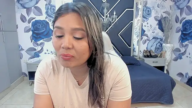 Snapshot of LatinaHoleQueen chatting on November 5, 2025, 2:17 pm LatinaHoleQueen online show from November 5, 2025, 2:17 pm