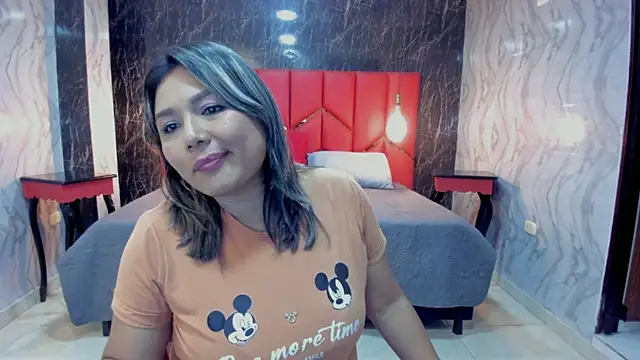 Snapshot of LatinaHoleQueen chatting on November 17, 2025, 2:34 pm LatinaHoleQueen online show from November 17, 2025, 2:34 pm