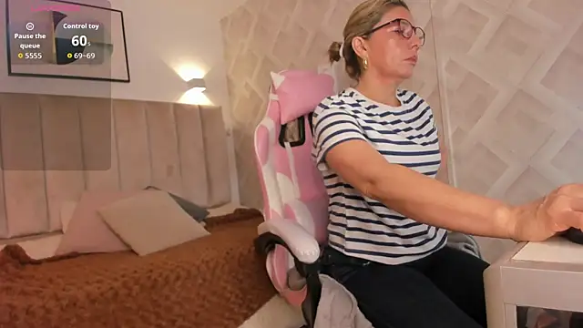 Clhoe Johnson online show from April 4, 2026, 12:24 pm