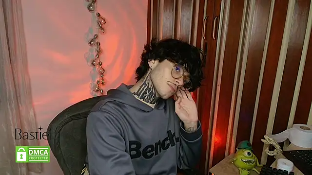 Snapshot of Mihail_leroy chatting on October 8, 2025, 3:04 am Mihail leroy online show from October 8, 2025, 3:04 am