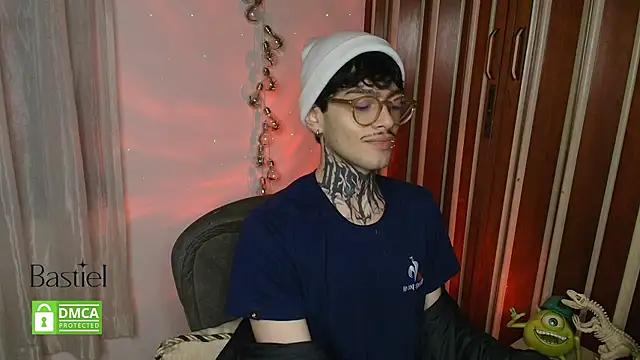 Snapshot of Mihail_leroy chatting on October 18, 2025, 12:35 am Mihail leroy online show from October 18, 2025, 12:35 am