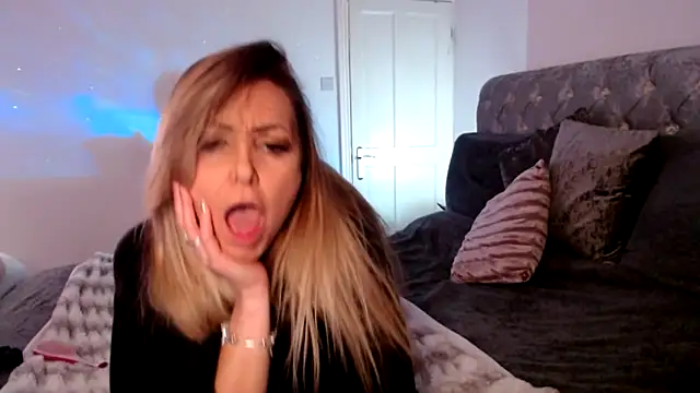 AngeleyesUK online show from October 25, 2025, 1:13 am