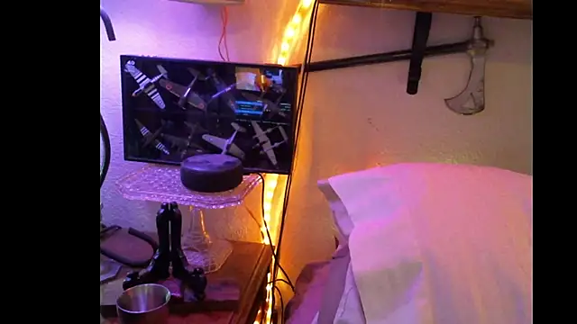 Snapshot of Pussyeat2please chatting on November 16, 2025, 7:25 am Pussyeat2please online show from November 16, 2025, 7:25 am