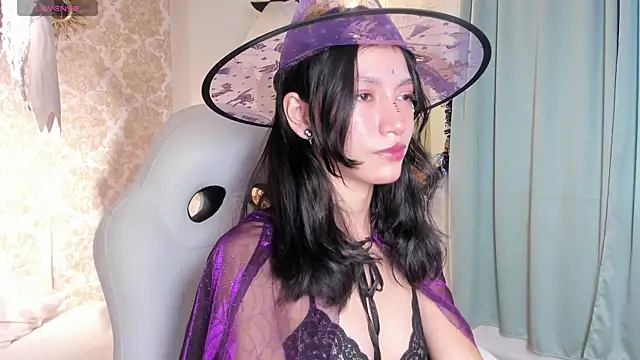 Snapshot of LilyThea chatting on October 31, 2025, 9:16 pm LilyThea online show from October 31, 2025, 9:16 pm