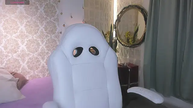 Snapshot of LilyThea chatting on December 18, 2025, 9:32 pm LilyThea online show from December 18, 2025, 9:32 pm