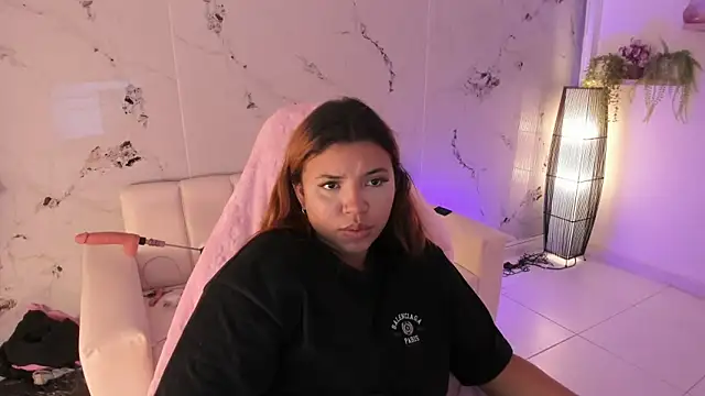 scarlett enjoy1 online show from November 18, 2025, 2:43 pm