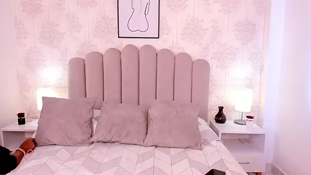 ShaynaHosk online show from December 19, 2025, 11:17 am