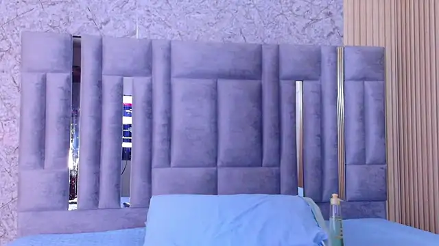 cutepetitee online show from December 18, 2025, 8:04 pm