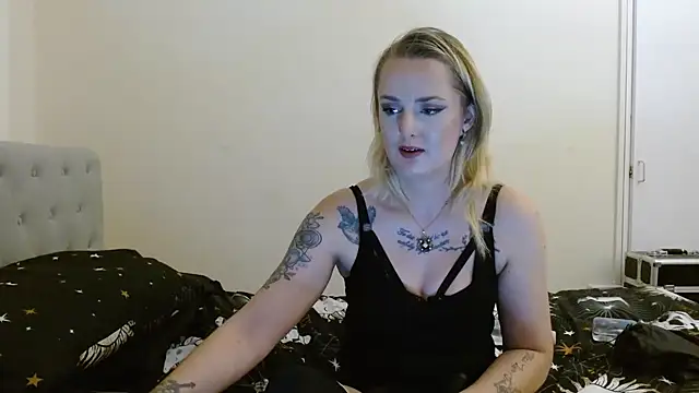 Snapshot of EmiWinters23 chatting on October 28, 2025, 9:39 pm EmiWinters23 online show from October 28, 2025, 9:39 pm