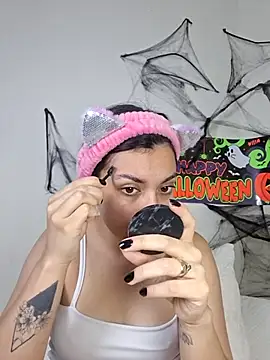 AmaiaSalvatore online show from October 31, 2025, 9:38 pm