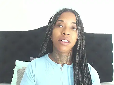 Snapshot of Pauline_Fox chatting on October 4, 2025, 1:47 am Pauline Fox online show from October 4, 2025, 1:47 am