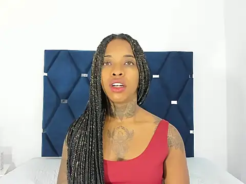 Snapshot of Pauline_Fox chatting on October 7, 2025, 1:47 am Pauline Fox online show from October 7, 2025, 1:47 am