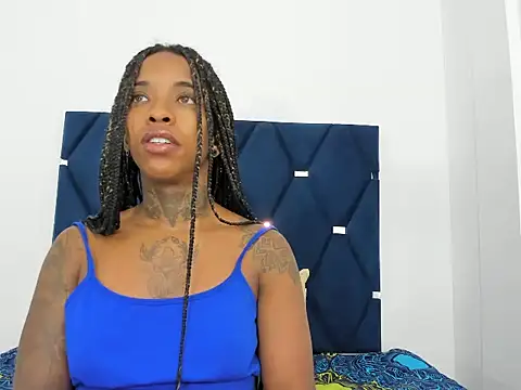 Snapshot of Pauline_Fox chatting on October 15, 2025, 12:11 am Pauline Fox online show from October 15, 2025, 12:11 am