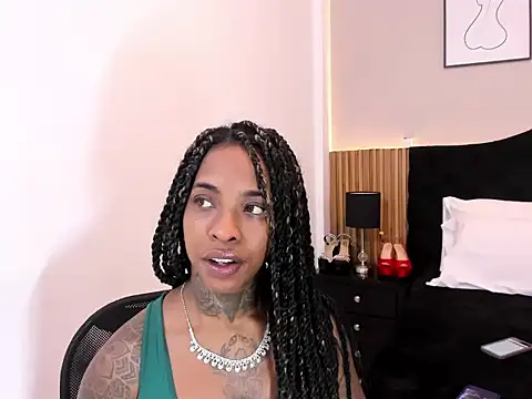 Snapshot of Pauline_Fox chatting on April 24, 2026, 2:14 am Pauline Fox online show from April 24, 2026, 2:14 am