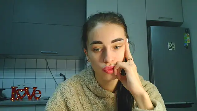 Snapshot of EvaMelnik chatting on November 13, 2025, 6:40 pm EvaMelnik online show from November 13, 2025, 6:40 pm