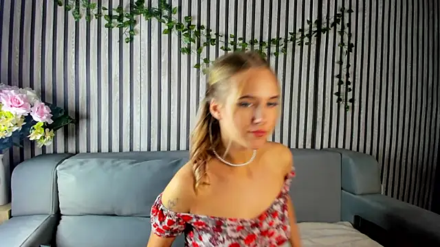 Snapshot of Casey_Sweeet chatting on November 6, 2025, 5:14 pm Casey Sweeet online show from November 6, 2025, 5:14 pm