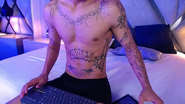 Enzo Hunter online show from October 21, 2025, 4:02 am