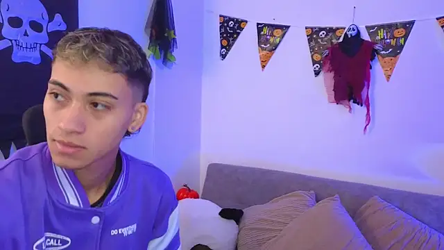 Snapshot of yulian_vasquez chatting on October 13, 2025, 12:27 pm yulian vasquez online show from October 13, 2025, 12:27 pm