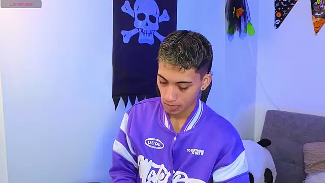 Snapshot of yulian_vasquez chatting on October 22, 2025, 12:27 pm yulian vasquez online show from October 22, 2025, 12:27 pm