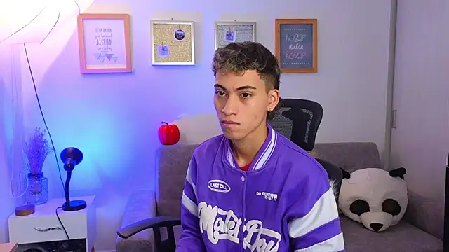 Snapshot of yulian_vasquez chatting on November 3, 2025, 12:50 pm yulian vasquez online show from November 3, 2025, 12:50 pm