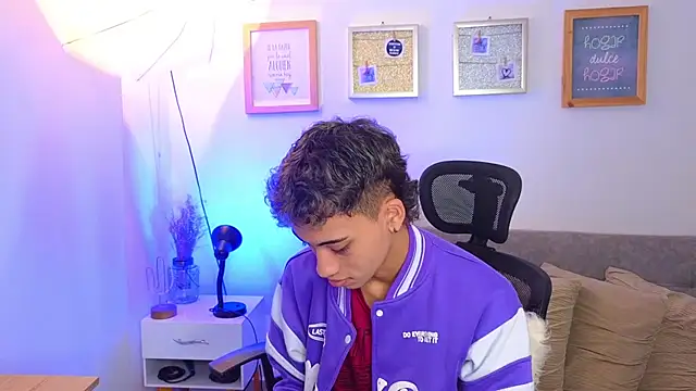 Snapshot of yulian_vasquez chatting on November 5, 2025, 12:27 pm yulian vasquez online show from November 5, 2025, 12:27 pm