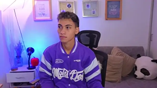 Snapshot of yulian_vasquez chatting on November 6, 2025, 12:28 pm yulian vasquez online show from November 6, 2025, 12:28 pm