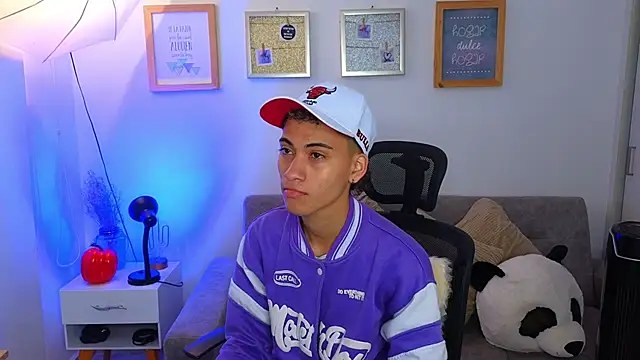 Snapshot of yulian_vasquez chatting on November 11, 2025, 12:16 pm yulian vasquez online show from November 11, 2025, 12:16 pm