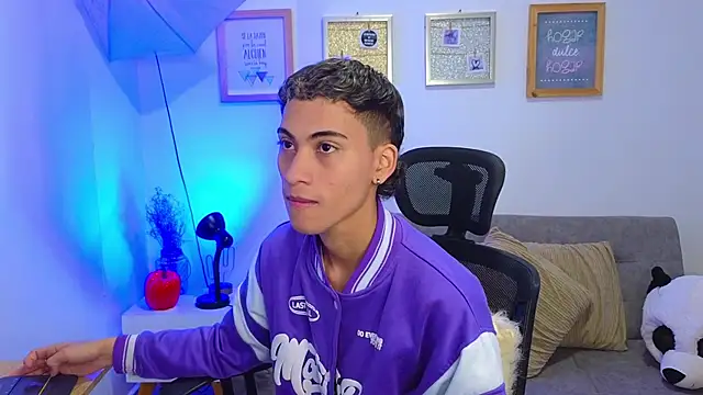 Snapshot of yulian_vasquez chatting on November 17, 2025, 12:33 pm yulian vasquez online show from November 17, 2025, 12:33 pm