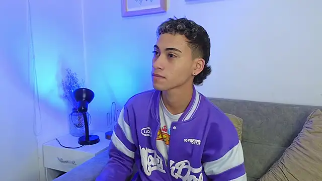 Snapshot of yulian_vasquez chatting on December 1, 2025, 12:32 pm yulian vasquez online show from December 1, 2025, 12:32 pm